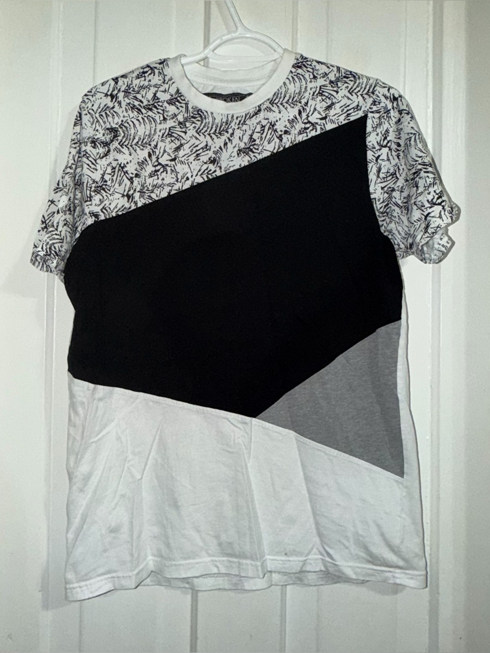 Men's size medium shirt Colorblock Graphic Crewneck T-Shirt Broken Threads